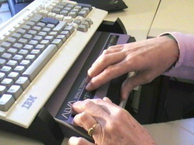 lettura con display braille posizionato sotto la tastiera del pc