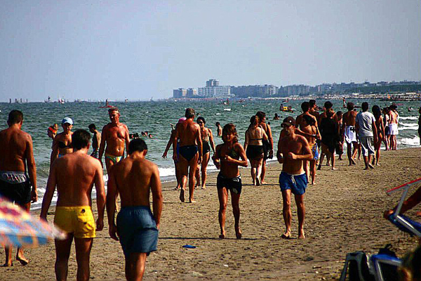 Persone in spiaggia, turismo, mare