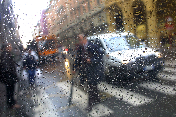 Città, traffico, pedoni, pioggia, maltempo