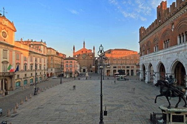 Piacenza centro storico piazza