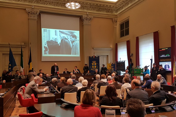 Bonaccini a Modena per 70esimo anniversario medaglia d'oro al valore militare - sala