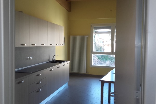 Cucina dei mini-appartamenti per disabili per il "Dopo di noi"