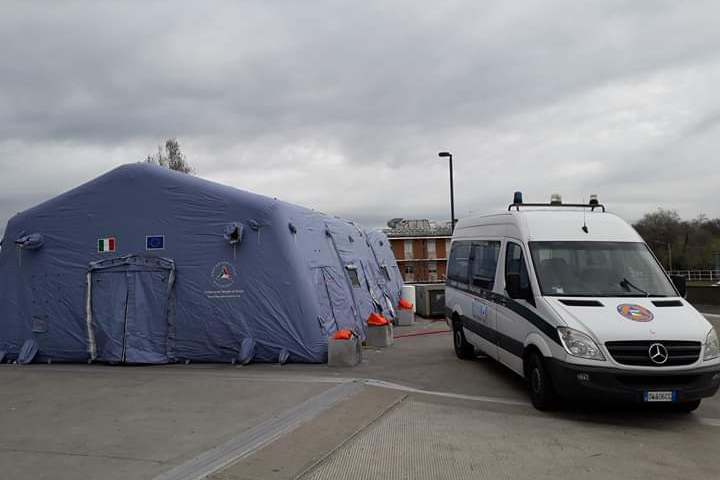 Coronavirus montaggio container per elisoccorso ospedale Maggiore Bologna ad opera di volontari Federgev 1