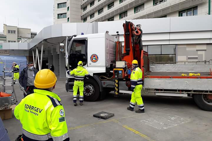 Coronavirus montaggio container per elisoccorso ospedale Maggiore Bologna ad opera di volontari Federgev 3