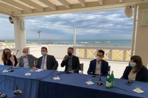 Assessori Donini e Corsini conferenza stampa vaccinazioni lavoratori turismo (maggio 2021)