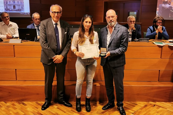 Bonaccini premia una studentessa del Team Unimore