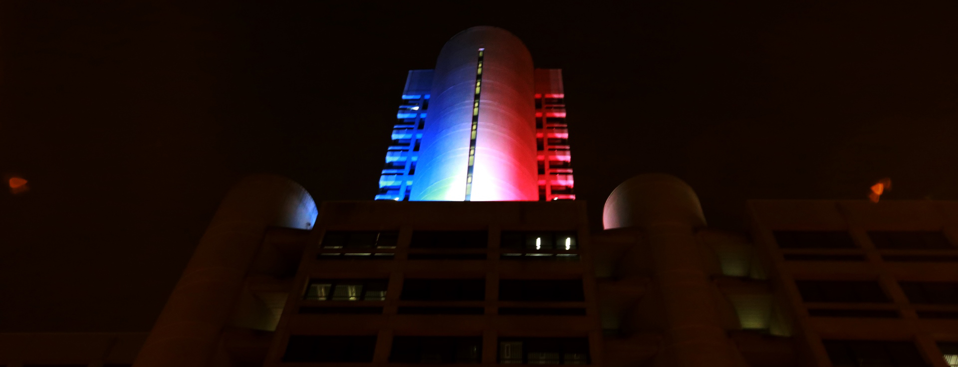 Torri Regione illuminate con colori Francia per vittime Parigi (13 novembre 2015) - Banner