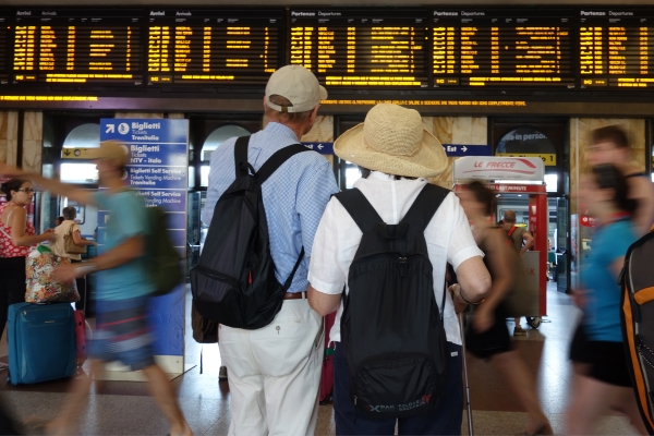 turisti in stazione a Bologna