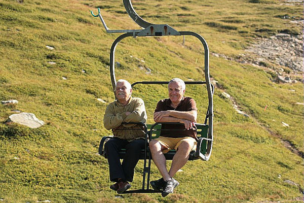 anziani escursionisti estate montagna seggiovia