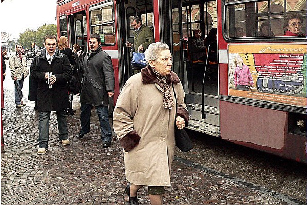 Autobus, persona anziana, trasporto pubblico locale