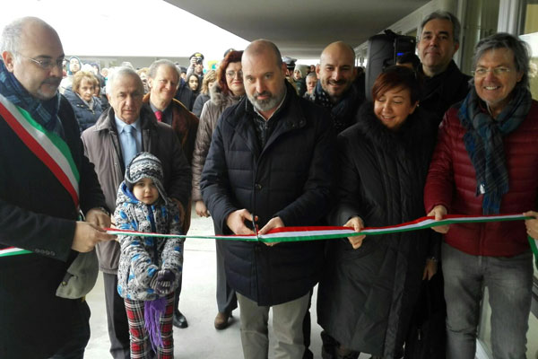 Il presidente Bonaccini inaugura scuola a XXII Morelli di Cento
