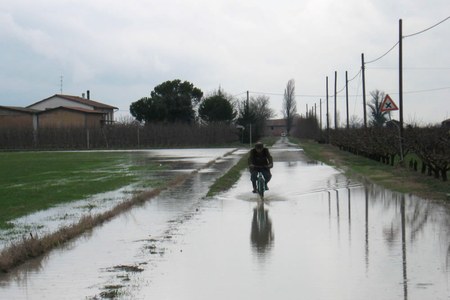 alluvione strada con uomo in bici