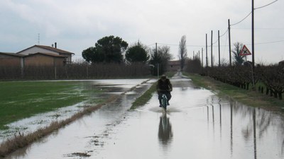alluvione strada con uomo in bici