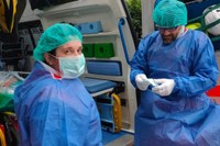 Coronavirus volontari Anpas con camice azzurro e mascherina