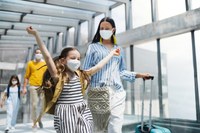 Famiglia in aeroporto con mascherina turismo vacanze covid coronavirus estate