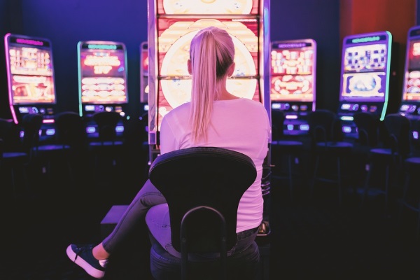 Gioco d'azzardo- ragazza che gioca