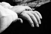 mani aiuto help assistenza solidarietà malati anziani