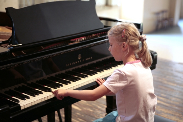 Musica, bambina, pianoforte