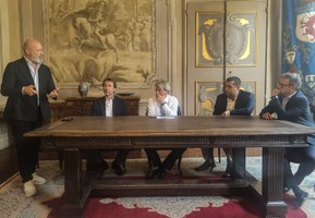 Il commissario europeo Paolo Gentiloni in visita a Faenza con il presidente Bonaccini