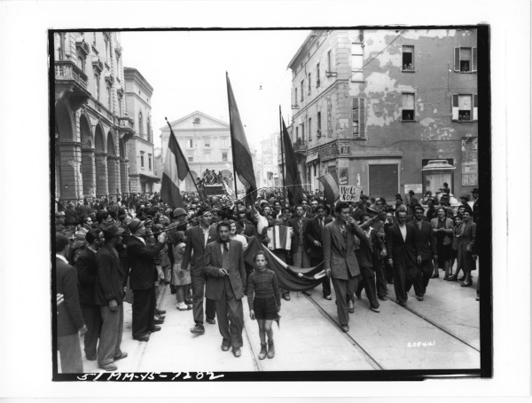 Liberazione di Bologna (21 aprile 1945)
Cittadini liberati di Bologna, Italia. Danno il benvenuto alle truppe della 34° Divisione. Questa è la prima immagine americana della liberazione di Bologna è farà il giro del mondo. Il fotografo Robert H. Schmidt il quale, venuto a conoscenza che la 5° Armata sarebbe entrata a Bologna da Porta S. Felice, la notte del 19 abbandona con la sua squadra la statale 65 e si porta sulla Porrettana. 5° Armata americana. (c) foto Istituto Parri