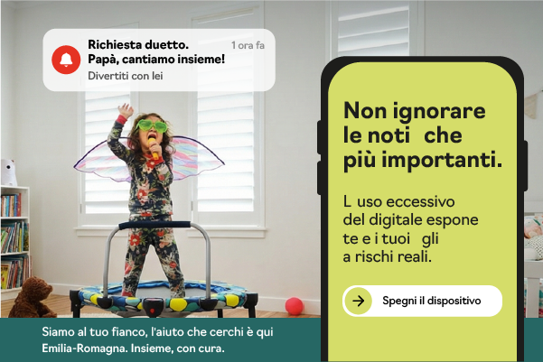 Foto di una bambina col microfono in mano. Testo all'interno di un baloon con la forma di una notifica sul telefono cellulare: "Richiesta duetto. Papà, cantiamo insieme! Divertiti con lei". Testo della campagna: "Non ignorare le notifiche più importanti. L'uso eccessivo del digitale espone te e i tuoi figli a rischi reali. Spegni il dispositivo."
