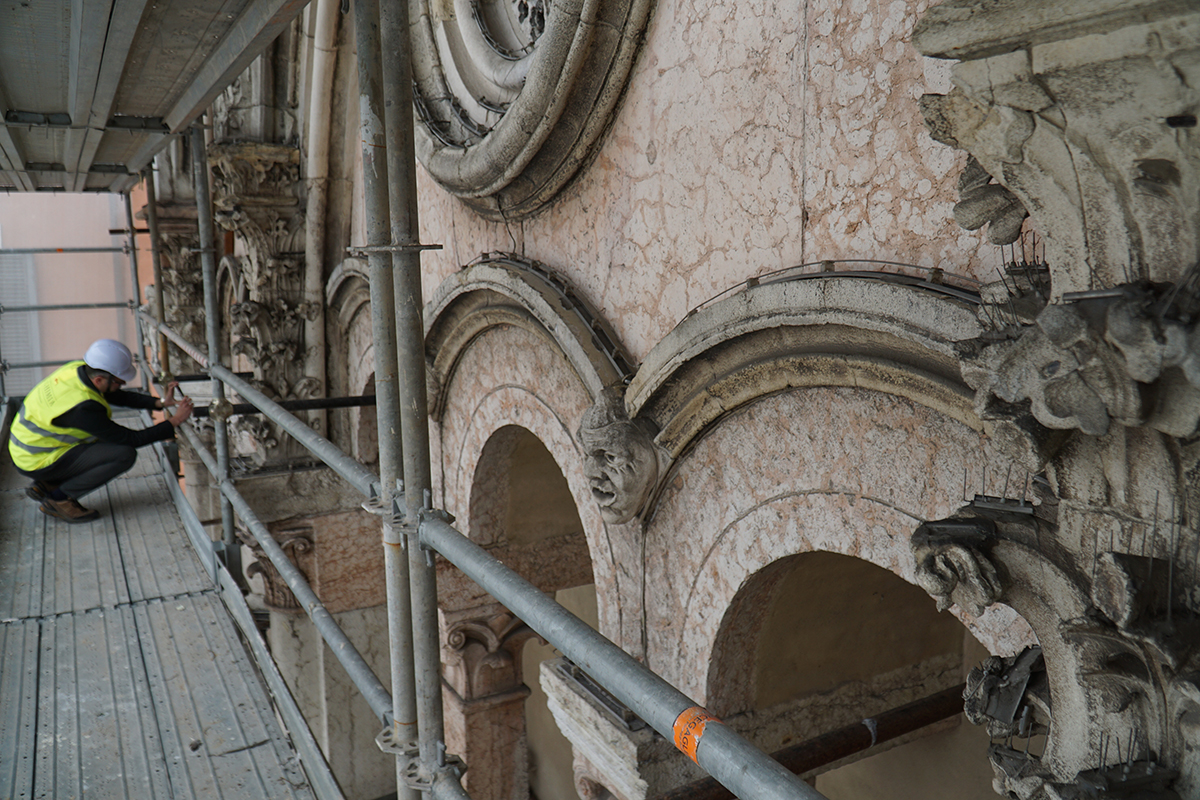Ferrara. Facciata del Duomo in restauro 