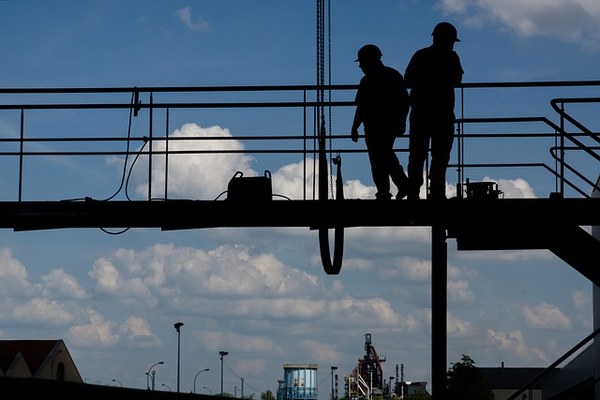 Ponteggio di cantiere con due uomini a lavoro