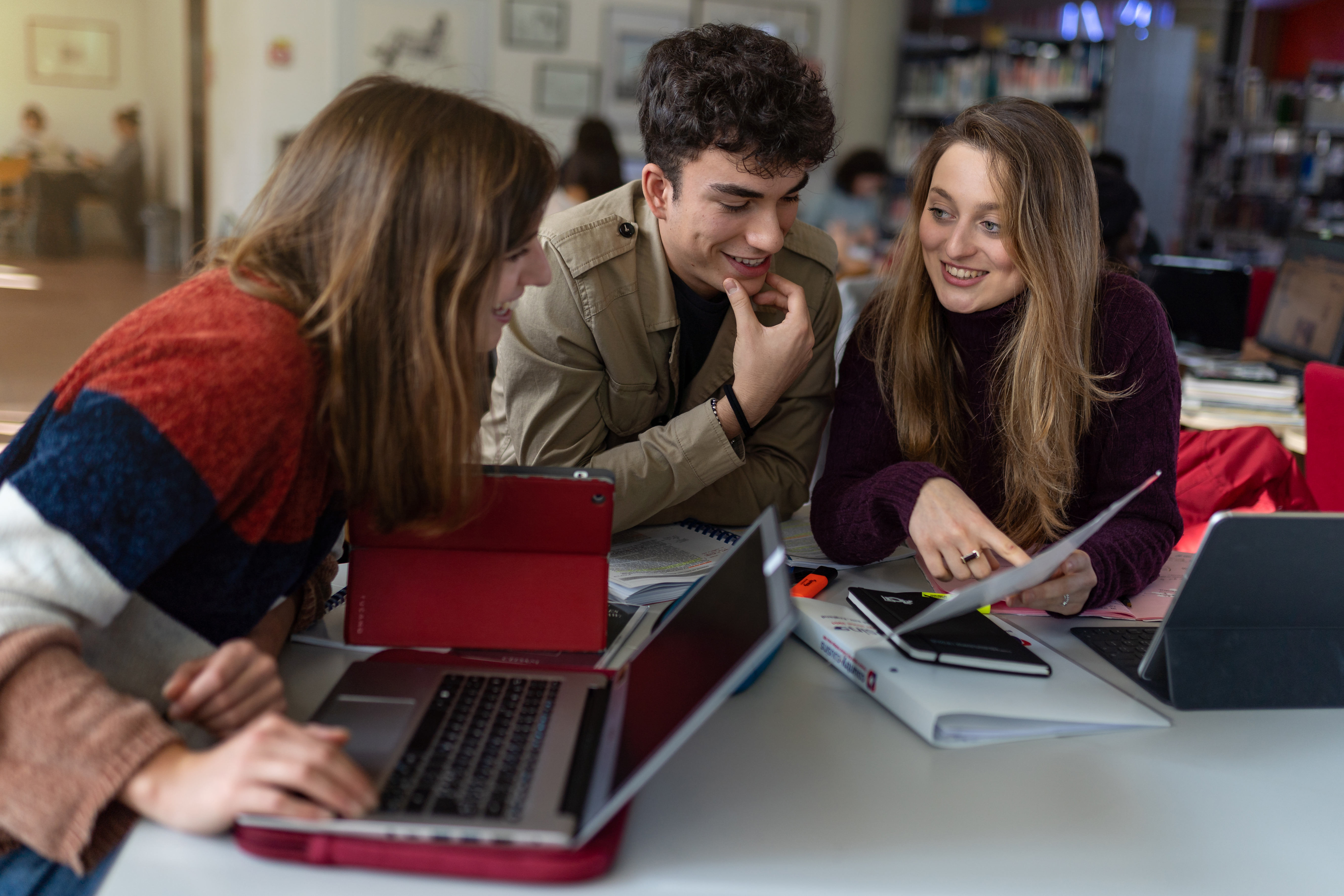 studentesse e studenti al computer