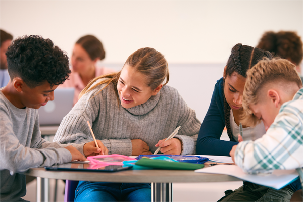 studenti e studentesse sui banchi di scuola