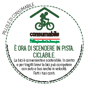 È ora di scendere in pista. Ciclabile.
La bici è conveniente e sostenibile. In centro e per tragitti brevi la bici può competere con auto e bus anche in velocità. Fatti i tuoi conti.